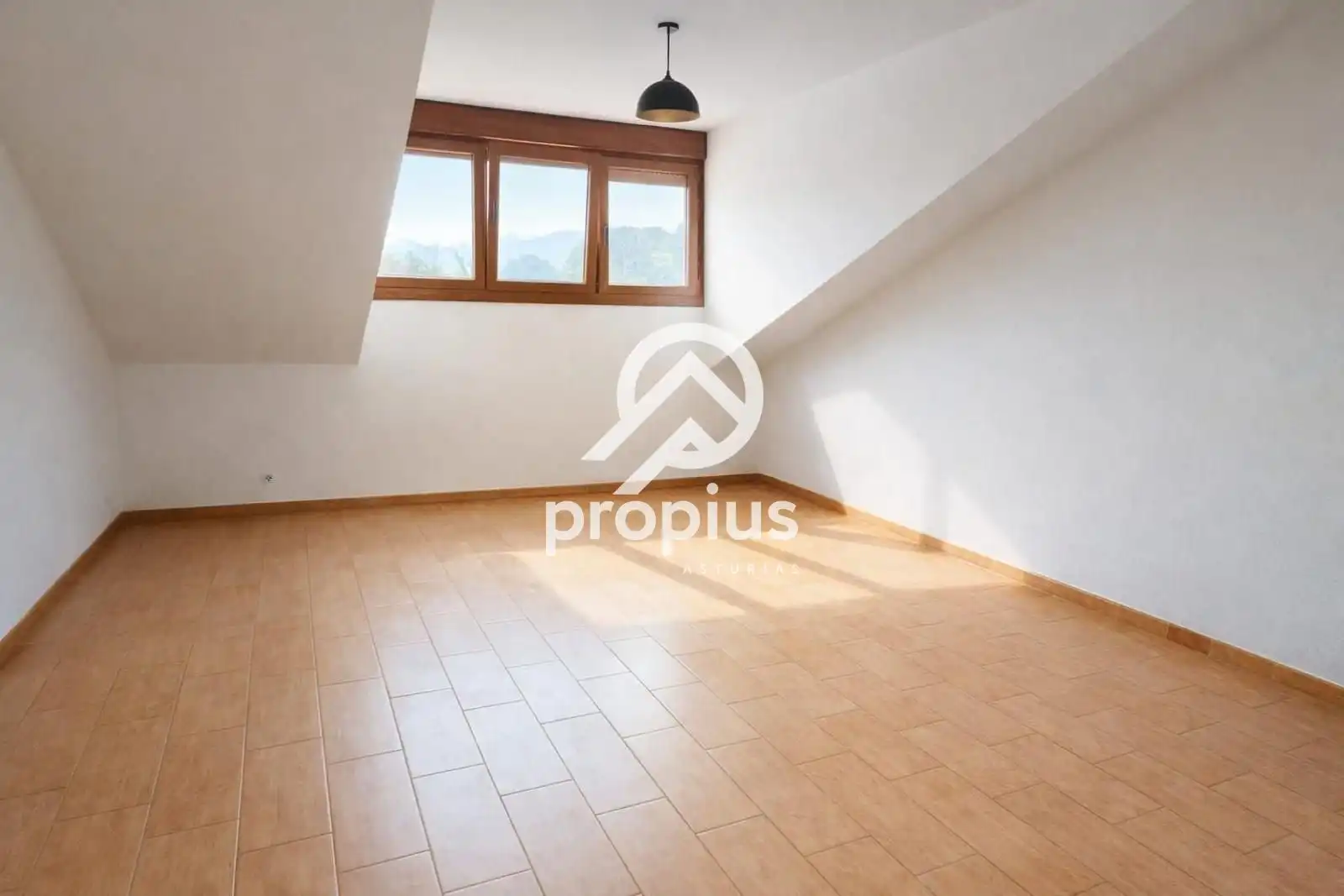 Schlafzimmer von Dachboden zum Verkauf in Llanes mit Abstellraum
