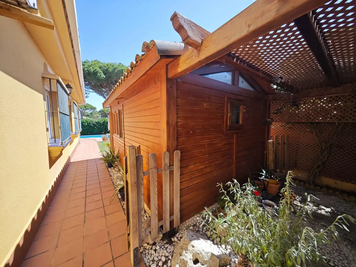 Vista exterior de Casa o xalet en venda en Chiclana de la Frontera amb Calefacció, Piscina i Moblat