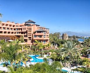 Vista exterior de Planta baixa en venda en Estepona amb Aire condicionat, Terrassa i Piscina