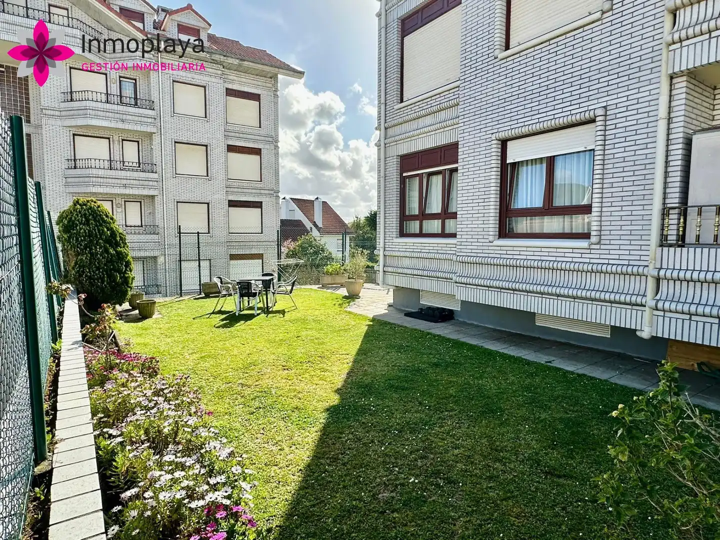 Vista exterior de Planta baja en venta en Noja con Calefacción, Jardín privado y Terraza