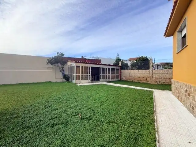 Vista exterior de Casa o xalet en venda en Sanxenxo amb Jardí privat, Terrassa i Moblat