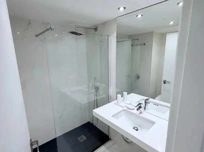 Bathroom of Flat for sale in Nueva Andalucía