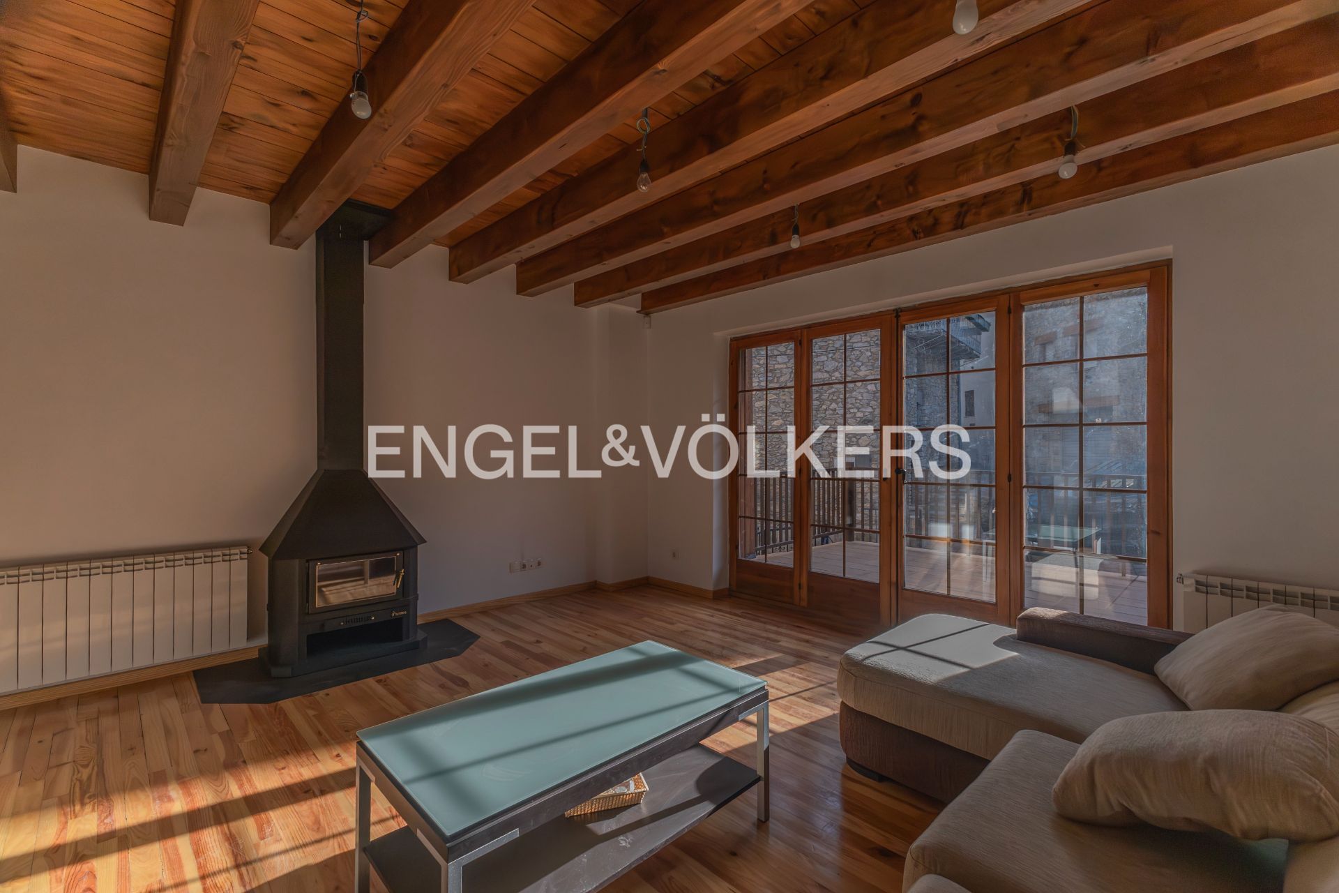 Sala d'estar de Casa adosada en venda en Alp amb Calefacció, Parquet i Terrassa