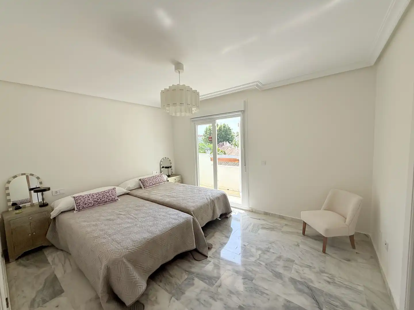 Dormitori de Casa adosada de lloguer en Marbella amb Aire condicionat, Terrassa i Piscina