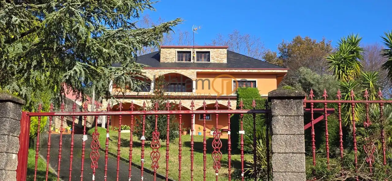 Vista exterior de Casa o xalet en venda en Vilagarcía de Arousa amb Calefacció, Jardí privat i Terrassa