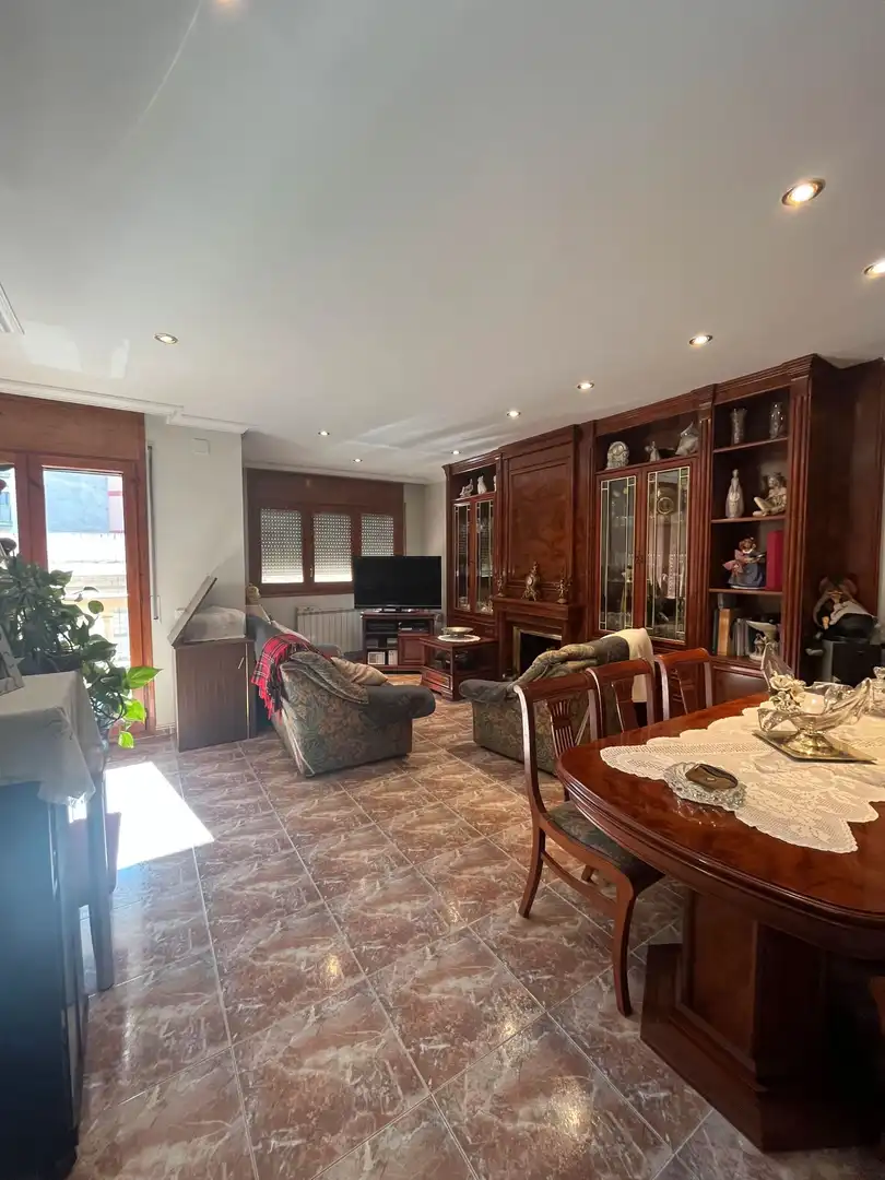 Sala d'estar de Casa adosada en venda en Torrefarrera amb Aire condicionat, Calefacció i Jardí privat