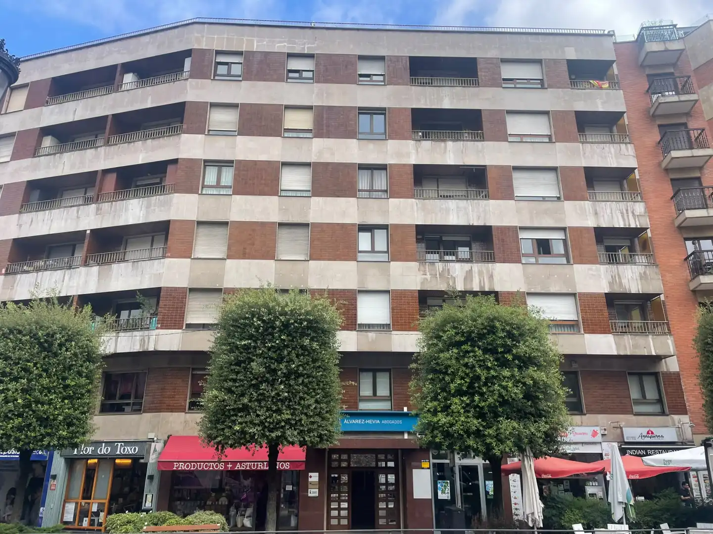 Vista exterior de Oficina de lloguer en Oviedo  amb Calefacció