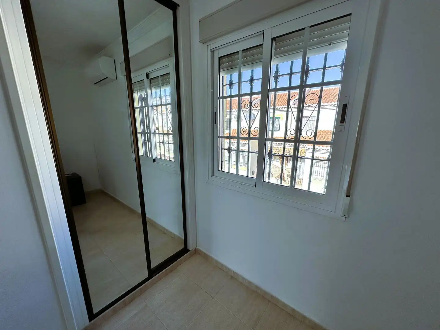 Habitación de Casa adosada en venta en Salobreña con Aire acondicionado, Calefacción y Terraza