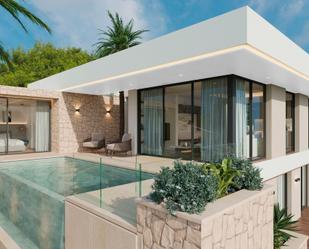 Vista exterior de Casa o xalet en venda en Estepona amb Aire condicionat, Jardí privat i Terrassa