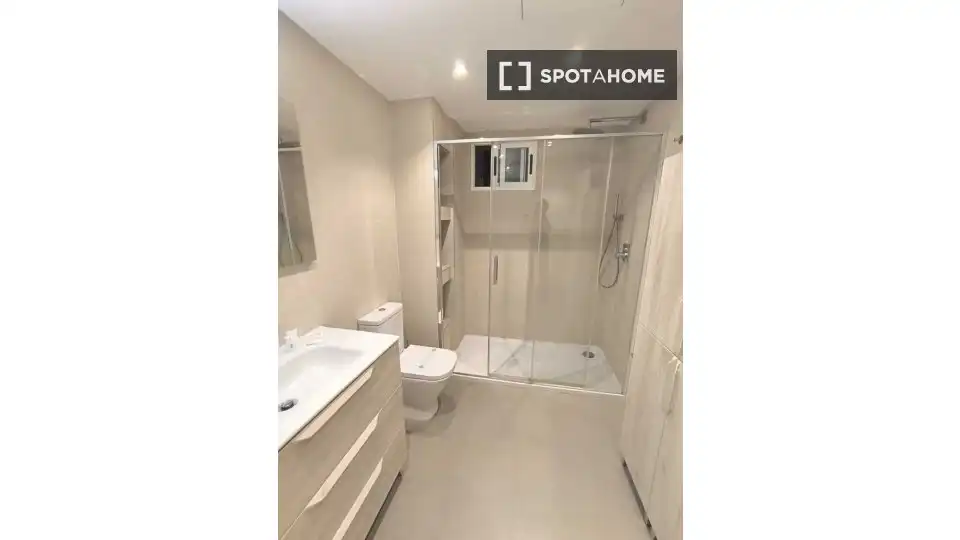 Baño de Piso para compartir en Madrid con Aire acondicionado, Calefacción y Amueblado