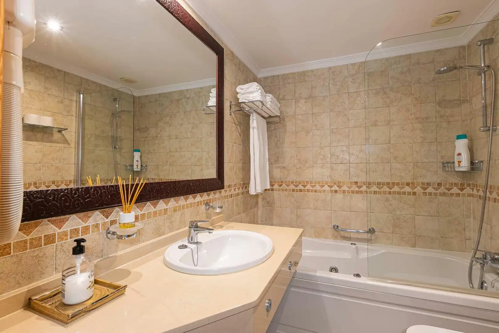Bany de Planta baixa en venda en Mijas amb Aire condicionat, Jardí privat i Terrassa