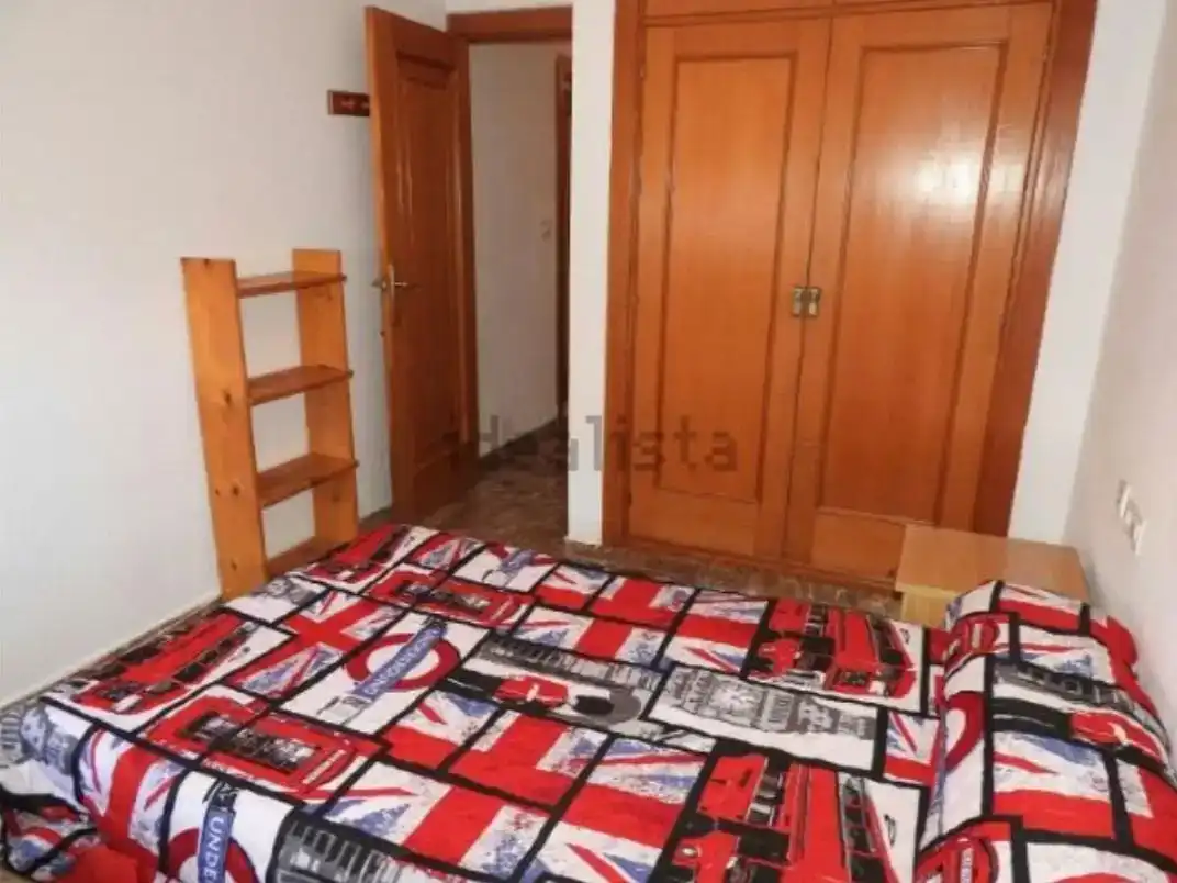 Habitación de Piso para compartir en Granada con Aire acondicionado, Jardín privado y Piscina