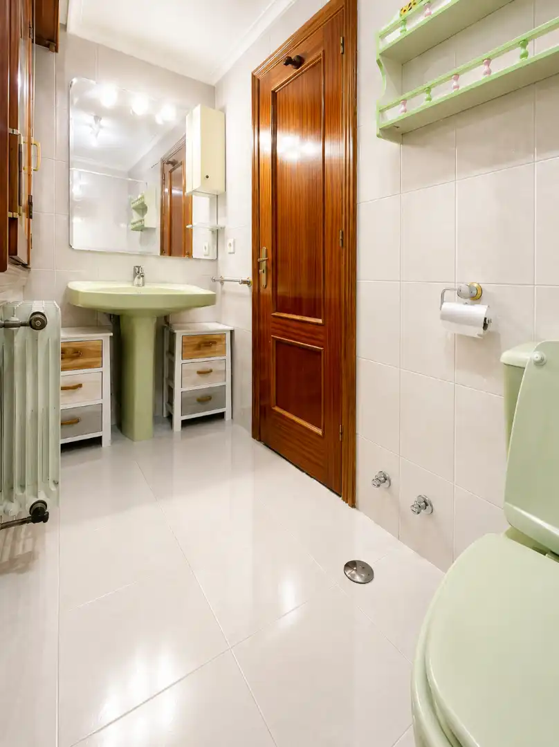 Baño de Piso de alquiler en Santander con Calefacción, Trastero y Amueblado