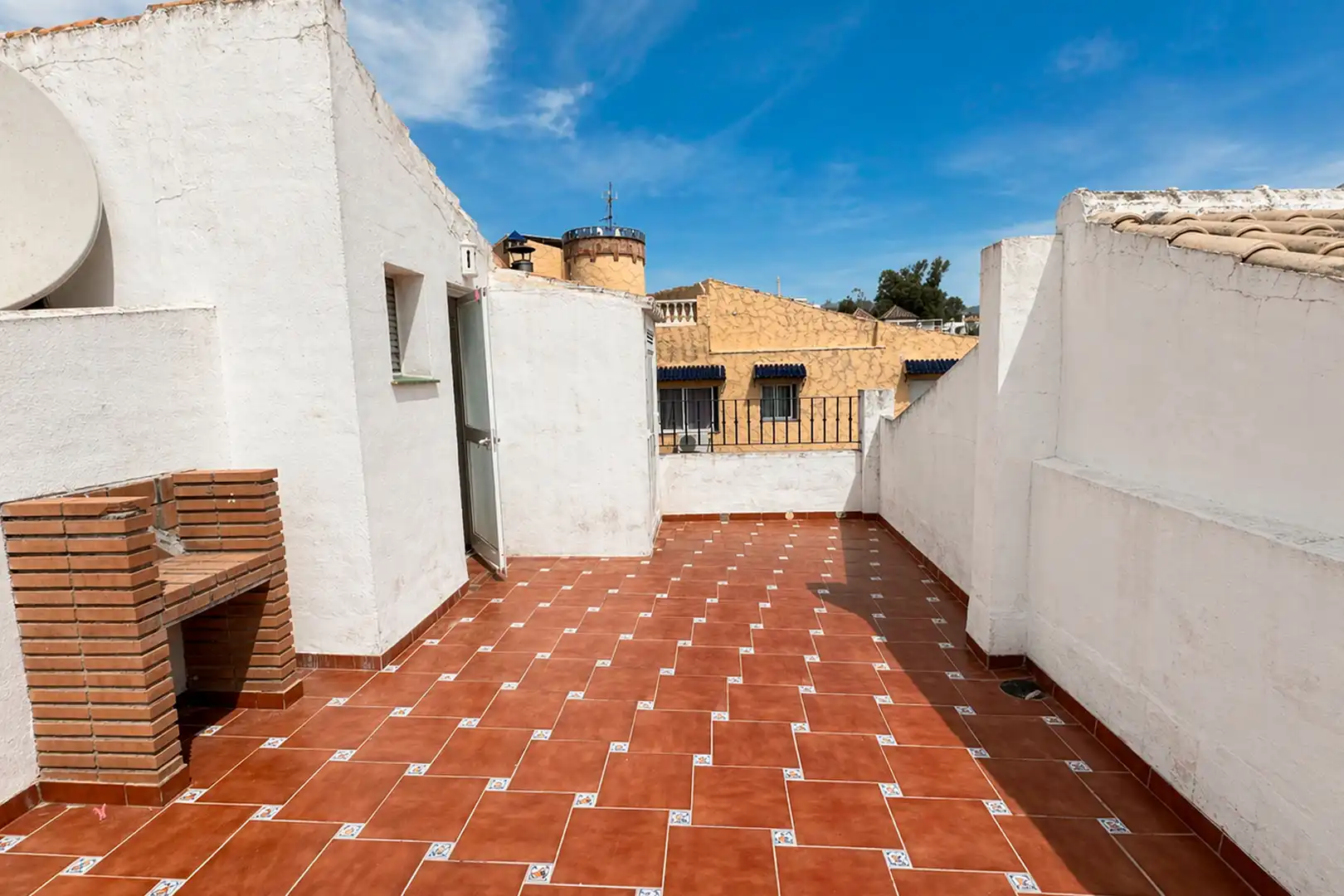 Terrasse von Einfamilien-Reihenhaus zum Verkauf in Marbella mit Klimaanlage, Heizung und Terrasse