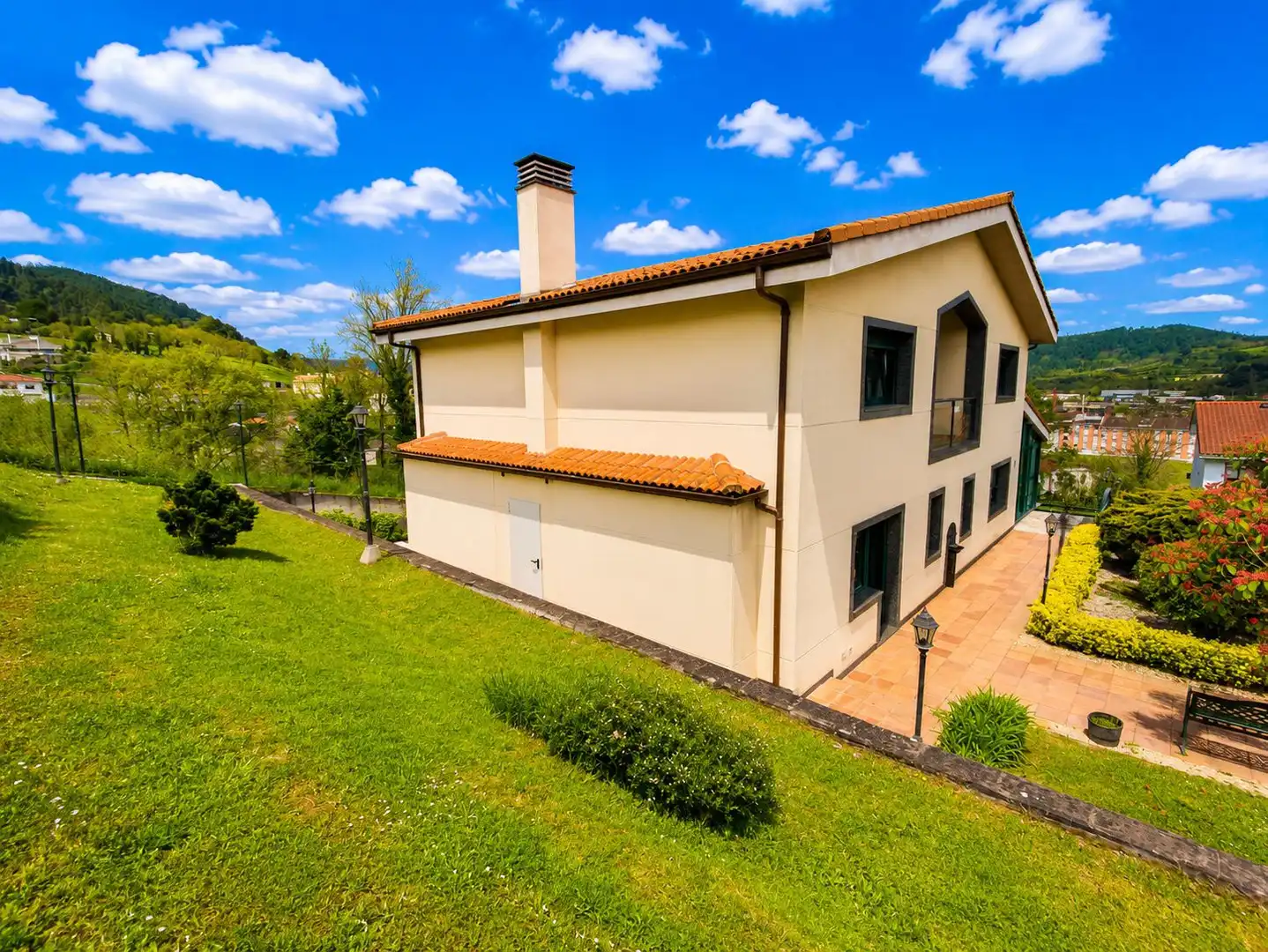 Vista exterior de Casa o xalet en venda en Grado amb Aire condicionat, Calefacció i Terrassa