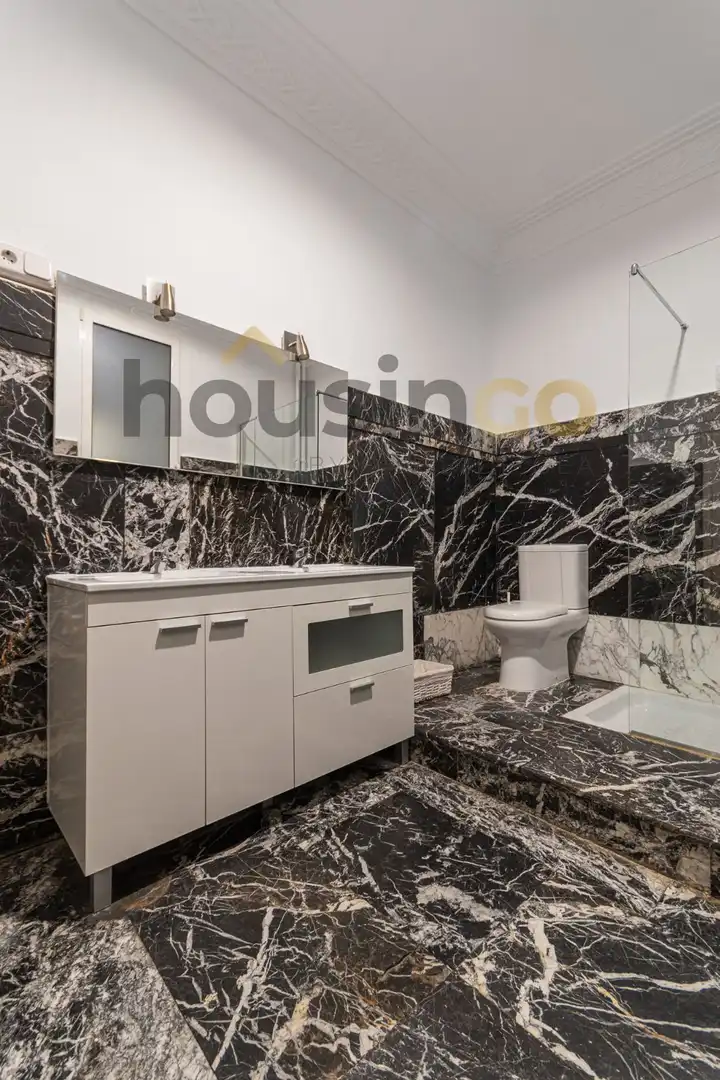 Bathroom of Office for rent in Madrid  with Air Conditioner, Heating and Balcony