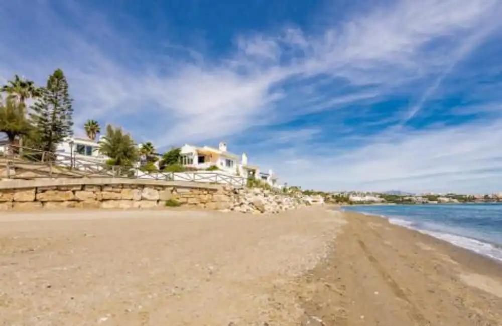 Vista exterior de Casa o chalet en venta en Estepona con Aire acondicionado, Jardín privado y Terraza