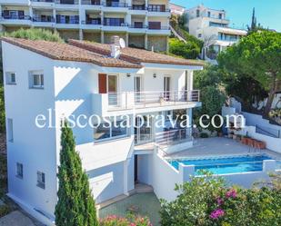 Vista exterior de Casa o xalet en venda en L'Escala amb Aire condicionat, Terrassa i Piscina