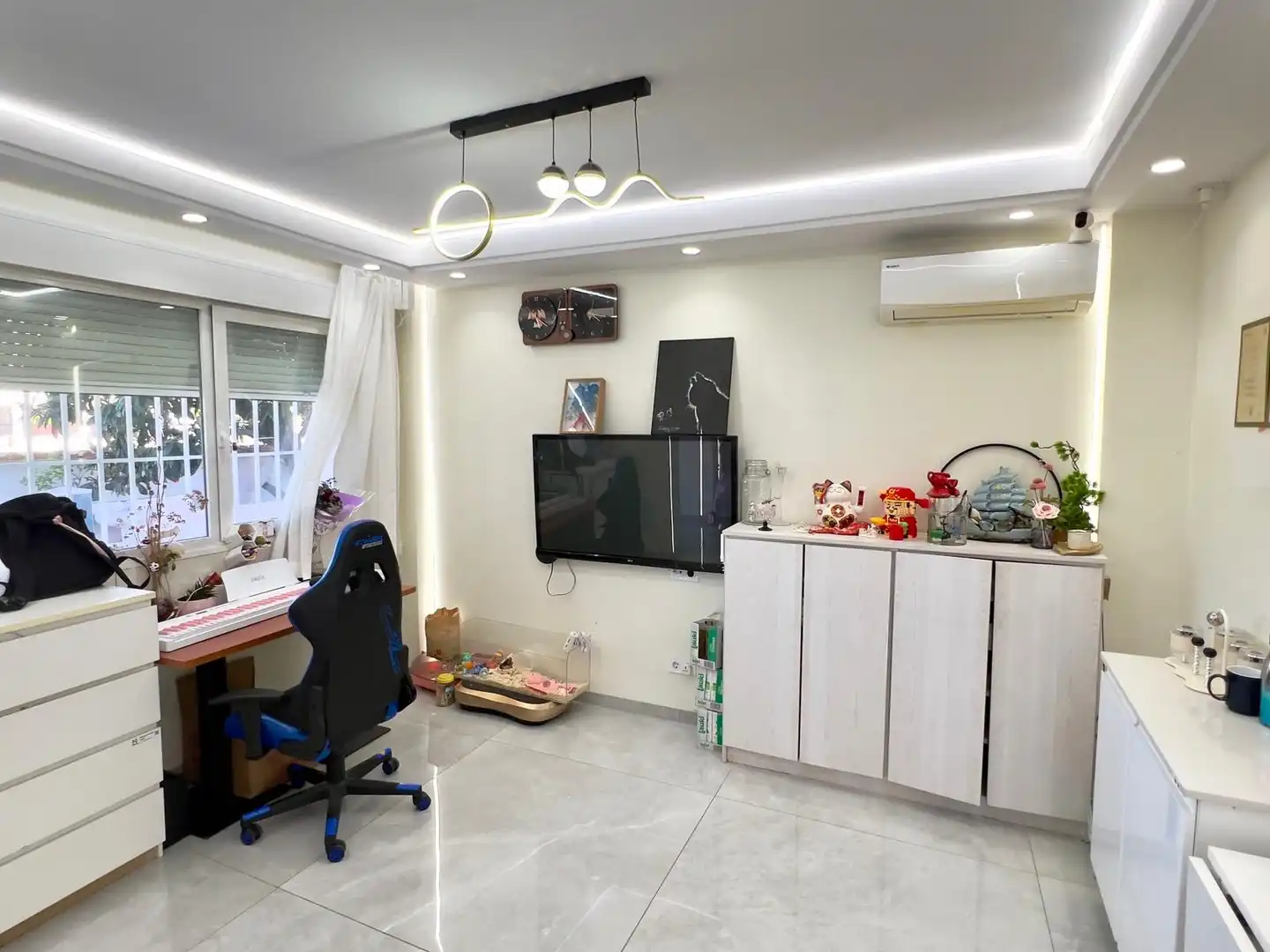 Sala d'estar de Casa adosada en venda en Rivas-Vaciamadrid amb Aire condicionat, Piscina i Moblat