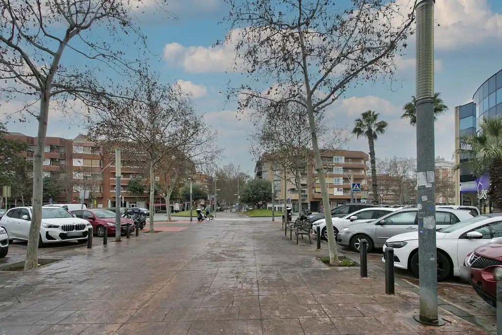 Vista exterior de Oficina en venda en Cornellà de Llobregat
