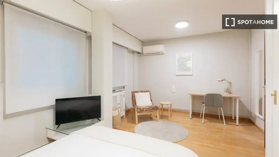 Habitación de Piso de alquiler en Valencia con Aire acondicionado, Calefacción y Amueblado