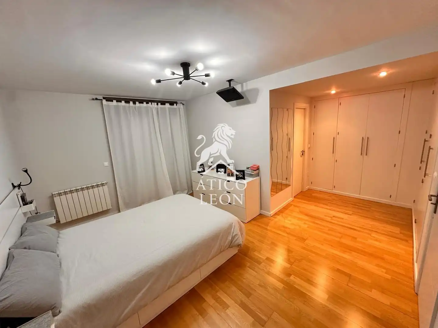 Habitación de Casa adosada en venta en San Andrés del Rabanedo con Calefacción, Jardín privado y Parquet