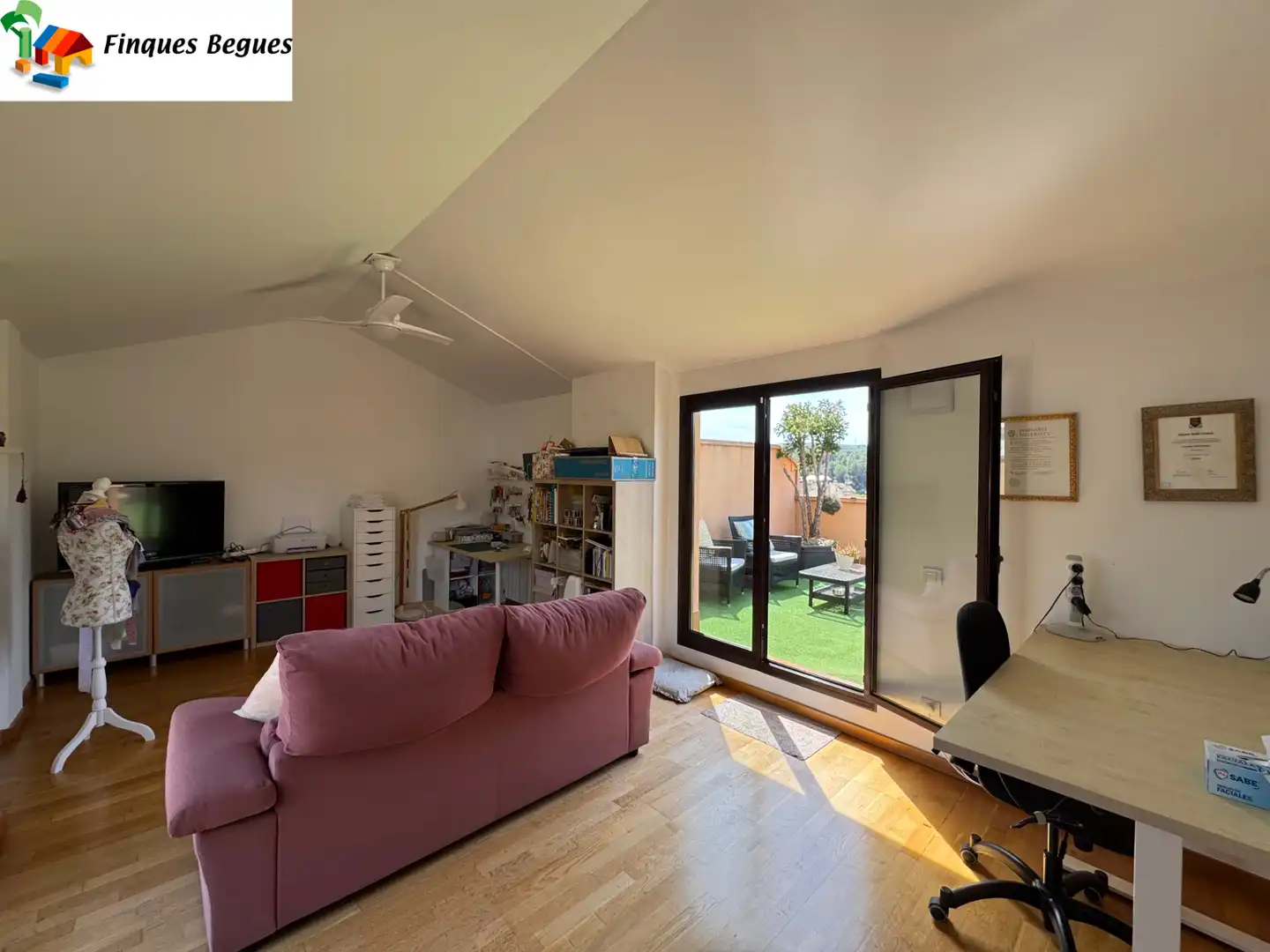 Sala de estar de Dúplex en venta en Begues con Calefacción, Parquet y Terraza