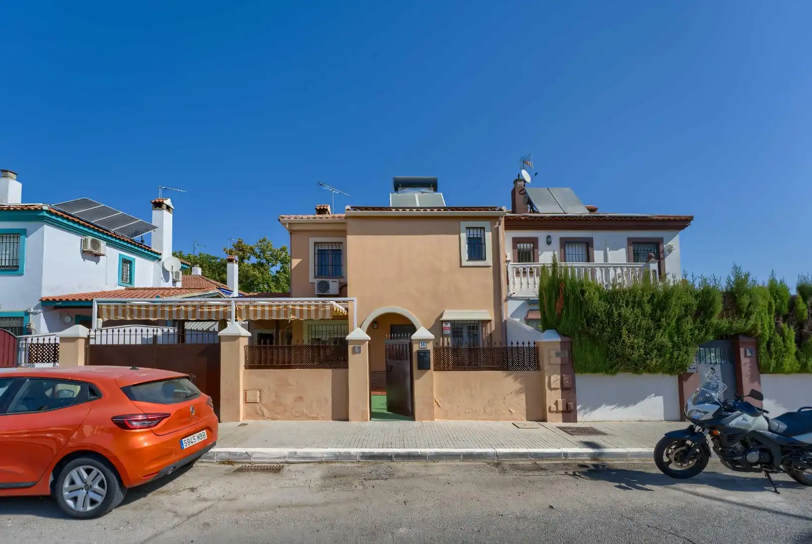 Vista exterior de Casa adosada en venda en Espartinas amb Aire condicionat, Calefacció i Jardí privat
