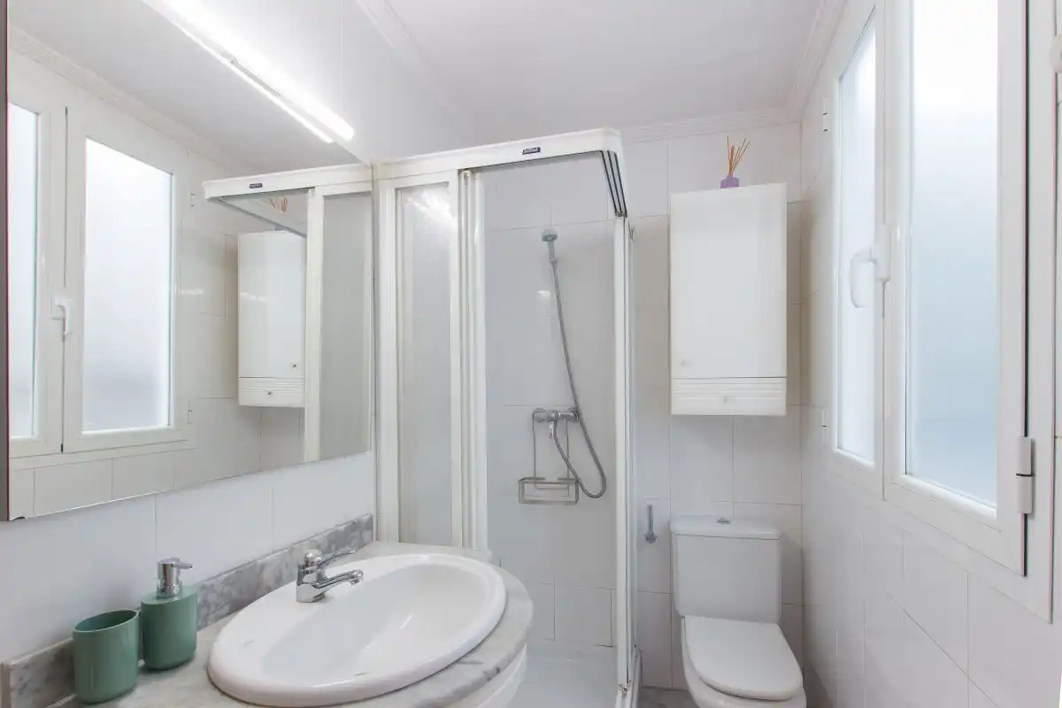 Badezimmer von Wohnung zur Miete in  Pamplona / Iruña mit Heizung und Balkon