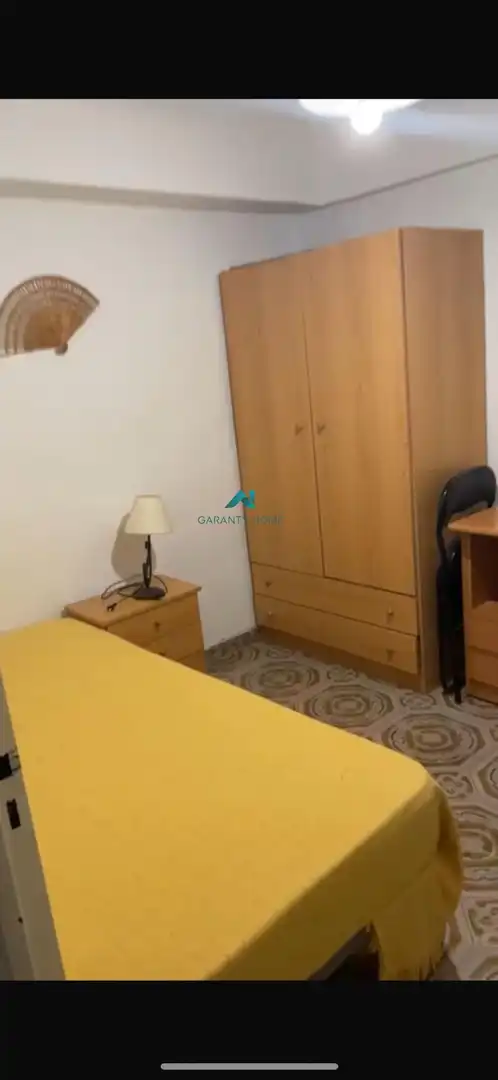 Dormitori de Pis de lloguer en Jaén amb Moblat i Balcó