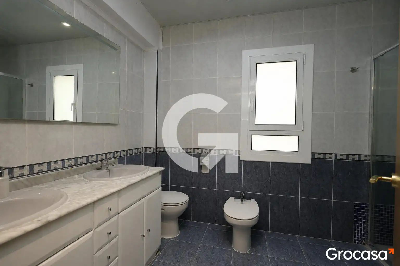 Bathroom of Flat for sale in Terrassa  with Air Conditioner, Heating and Storage room