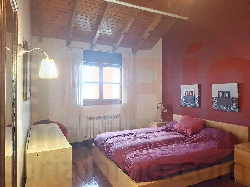 Habitación de Casa o chalet en venta en Sariego con Calefacción, Terraza y Trastero