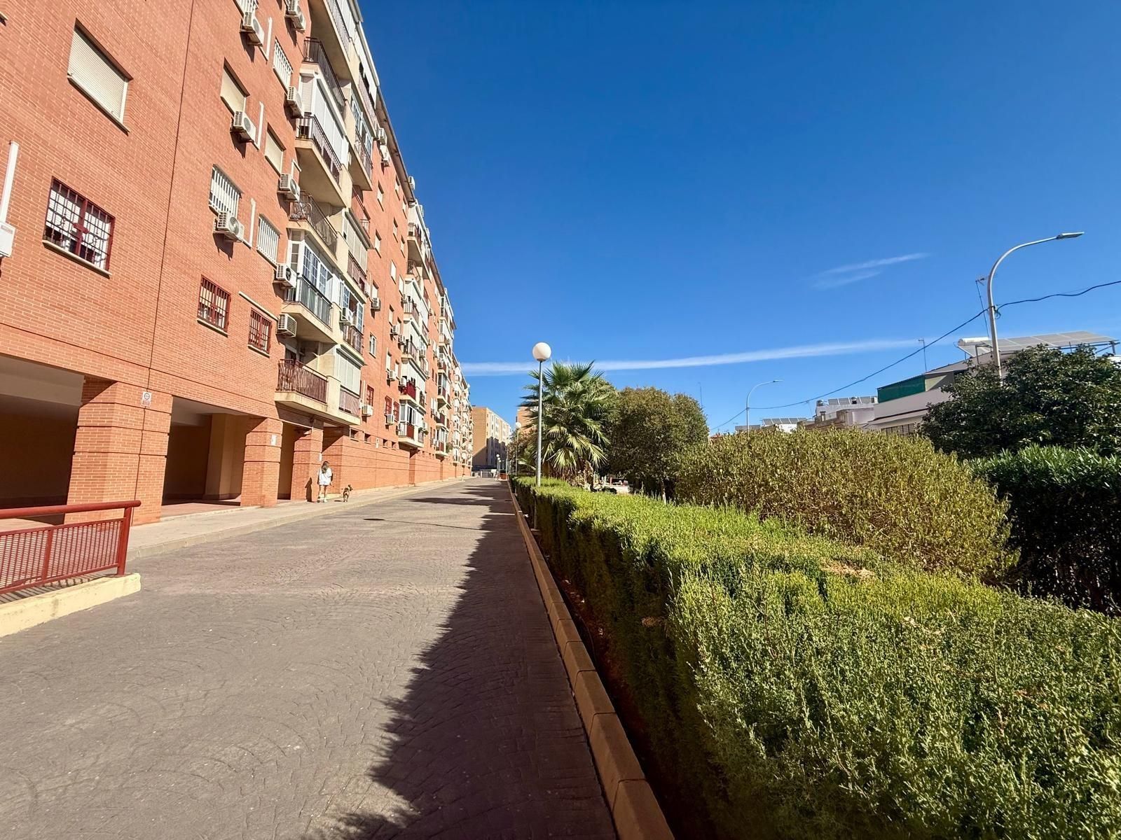 Vista exterior de Pis en venda en  Sevilla Capital amb Jardí privat, Terrassa i Traster