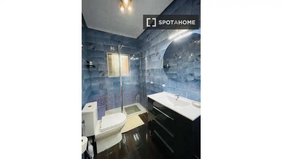 Bathroom of Flat for rent in Valencia  with Air Conditioner, Heating and Furnished