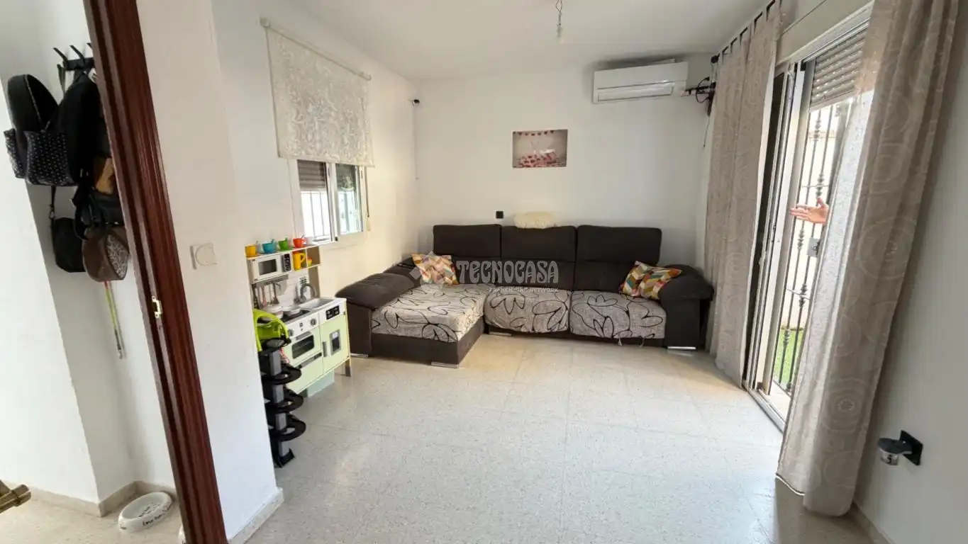 Casa aparellada en venda a Albaida del Aljarafe, imagen 8