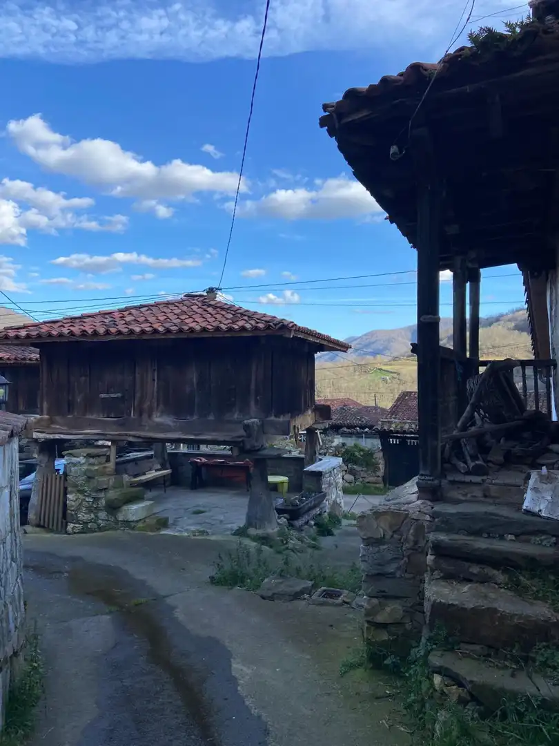 Außenansicht von Einfamilien-Reihenhaus zum Verkauf in Quirós