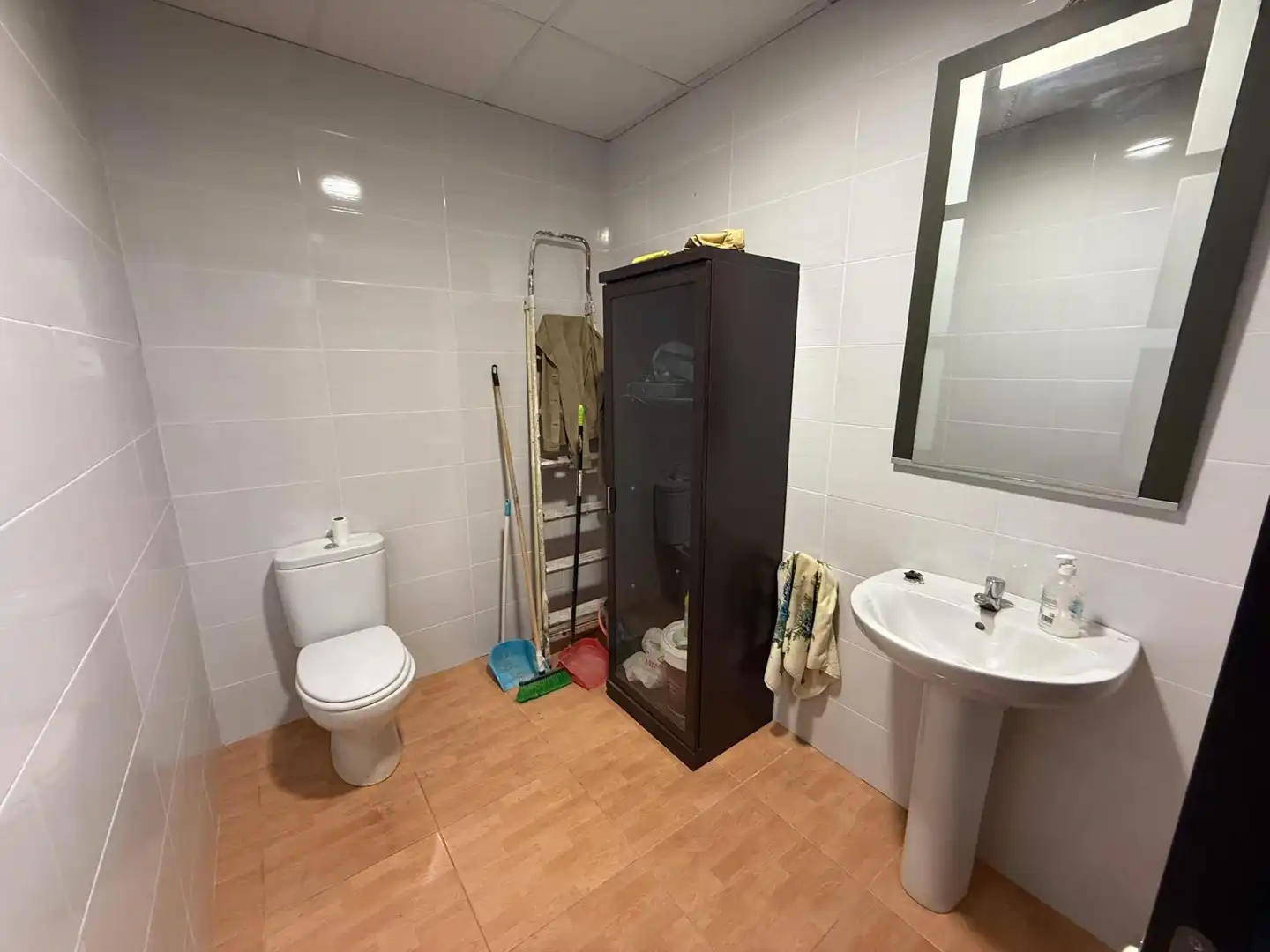 Bathroom of Commercial properties for rent in Valencia  with Air Conditioner