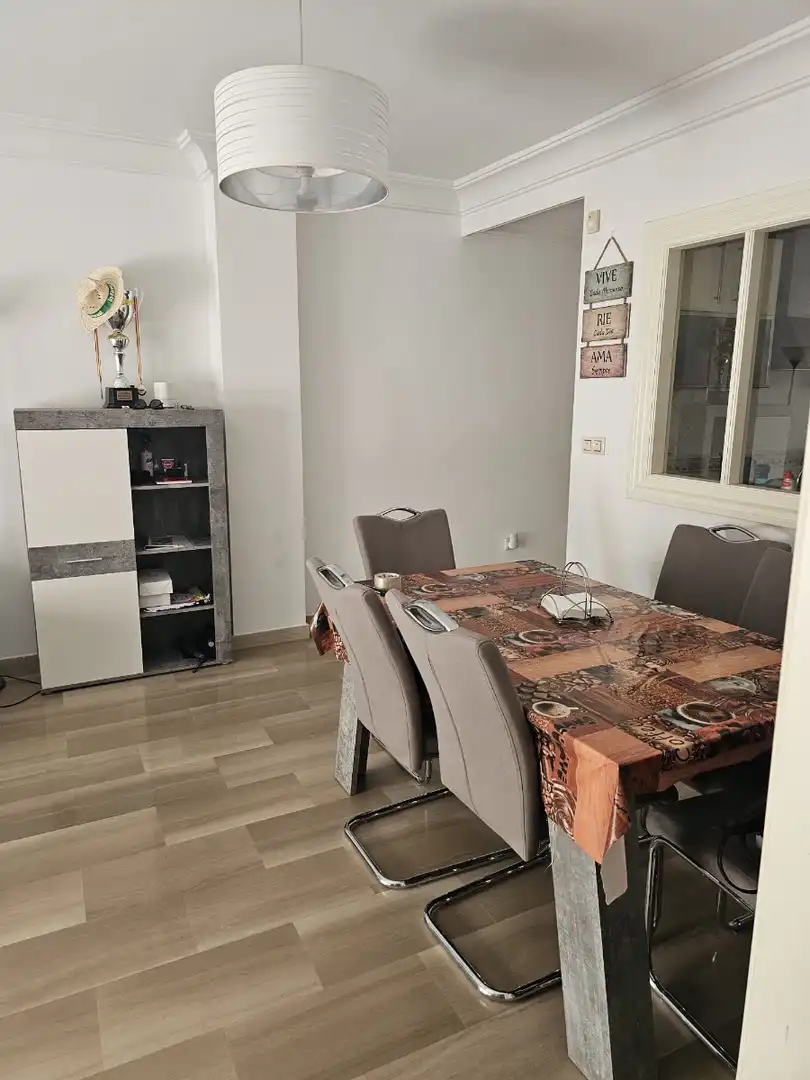 Menjador de Apartament de lloguer en Guardamar del Segura amb Aire condicionat, Calefacció i Moblat
