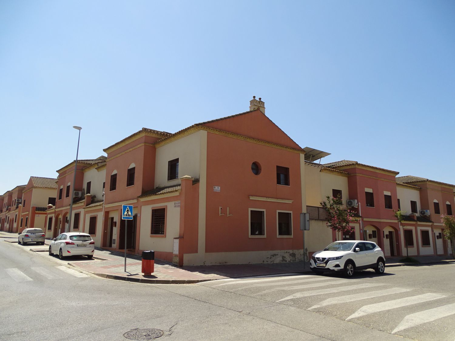 Vista exterior de Casa o xalet en venda en Utrera amb Calefacció, Terrassa i Traster