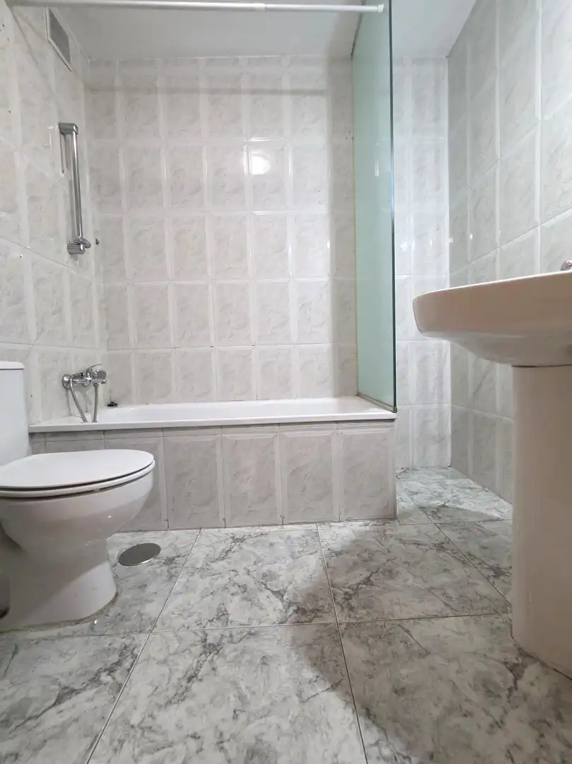 Bathroom of Flat for sale in Valdemoro  with Air Conditioner and Heating