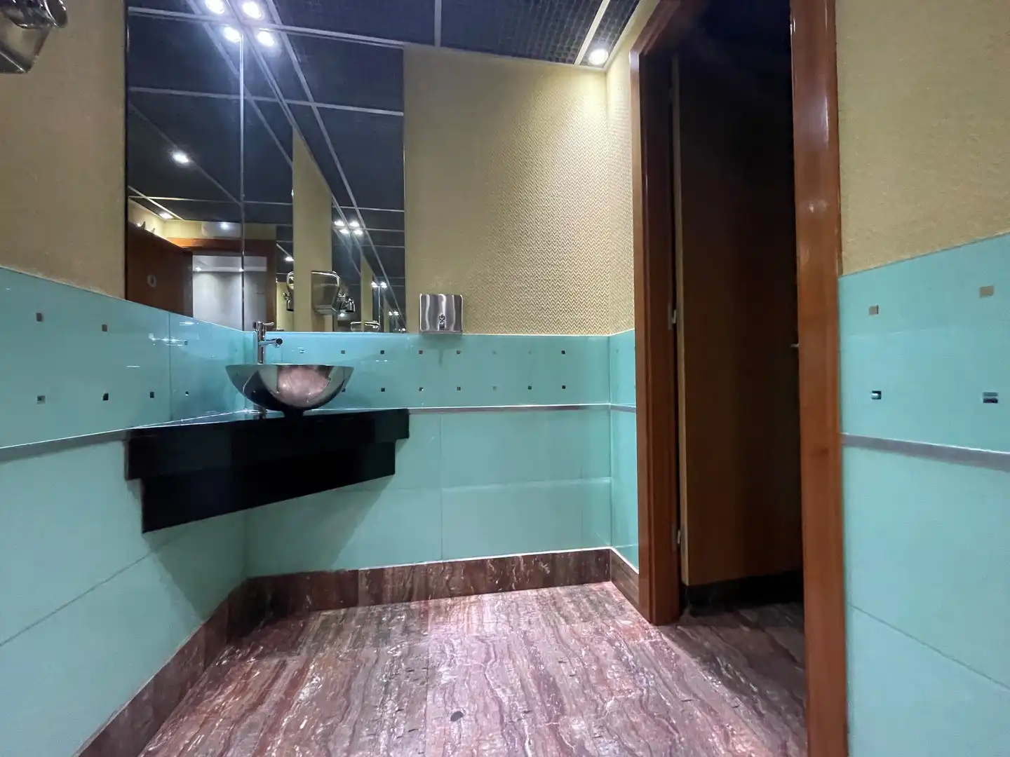 Bathroom of Office for sale in Alcalá de Henares  with Air Conditioner, Heating and Storage room