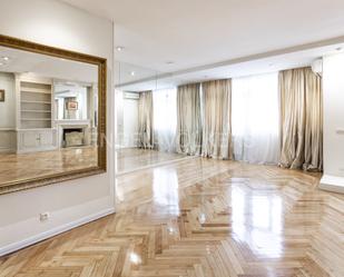 Sala d'estar de Apartament de lloguer en  Madrid Capital amb Aire condicionat