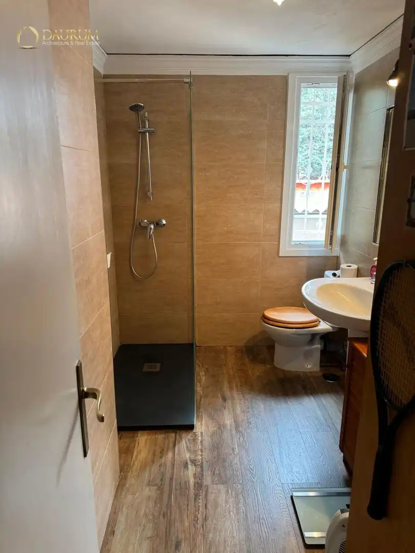 Baño de Piso en venta en Madrid con Calefacción, Terraza y Trastero