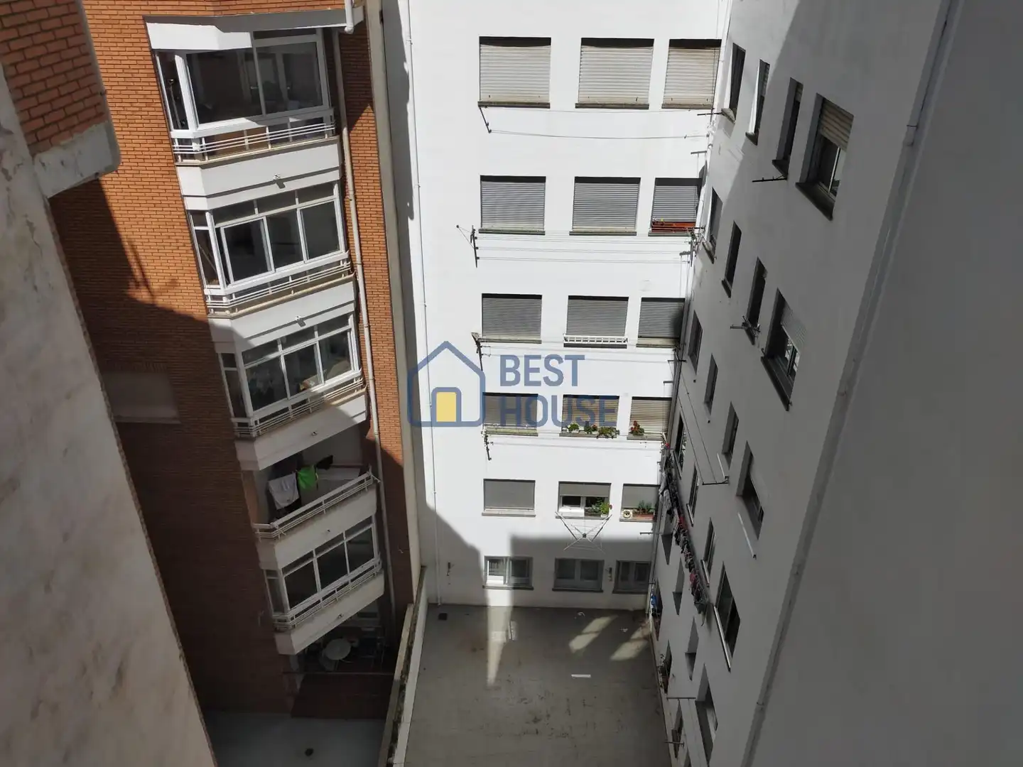 Vista exterior de Pis en venda en León Capital  amb Calefacció i Terrassa