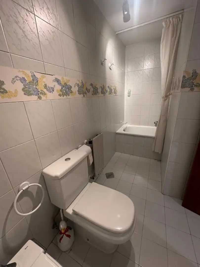 Bathroom of Flat for rent in Avilés  with Heating, Parquet flooring and Storage room