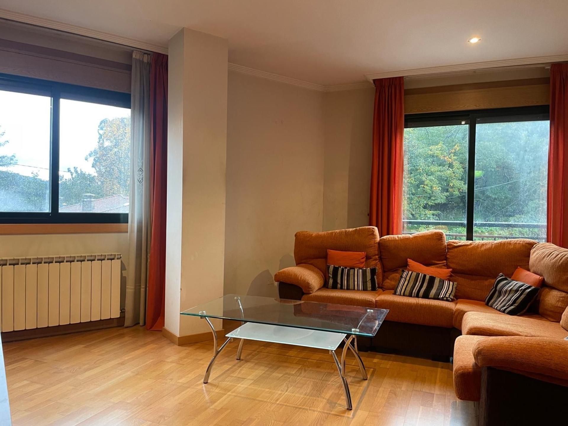 Living room of Flat for sale in Pontevedra Capital   with Air Conditioner and Balcony