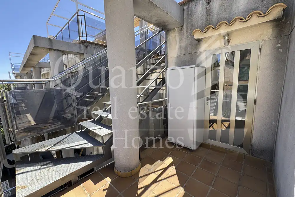Terrasse von Maisonette zum Verkauf in Oliva mit Klimaanlage, Terrasse und Möbliert