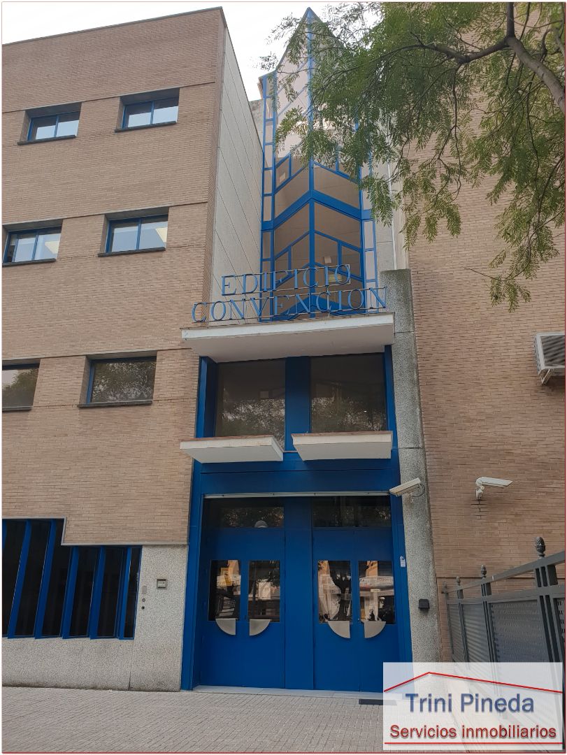 Exterior view of Office for sale in  Sevilla Capital  with Air Conditioner and Storage room