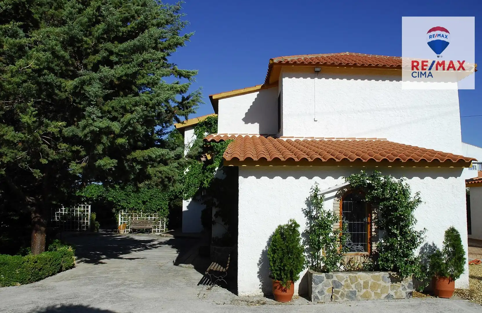 Vista exterior de Casa o xalet en venda en Baza amb Aire condicionat, Calefacció i Jardí privat