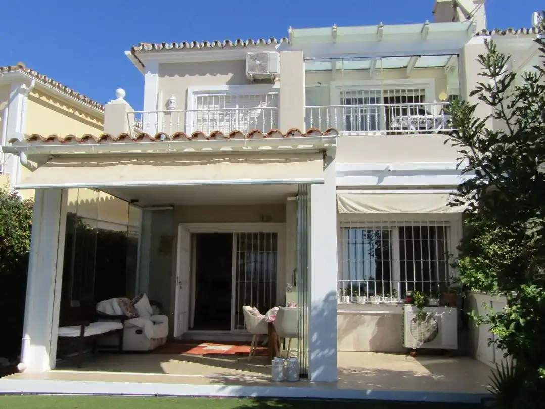 Vista exterior de Casa o xalet en venda en Mijas amb Aire condicionat, Terrassa i Balcó